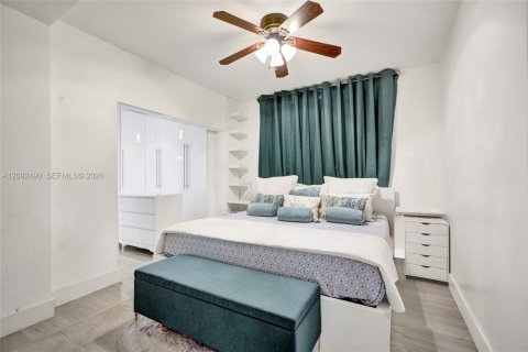 House in North Miami, Florida 3 bedrooms, 192.31 sq.m. № 2385465 - photo 2