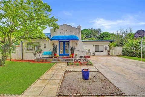 House in North Miami, Florida 3 bedrooms, 192.31 sq.m. № 2385465 - photo 22