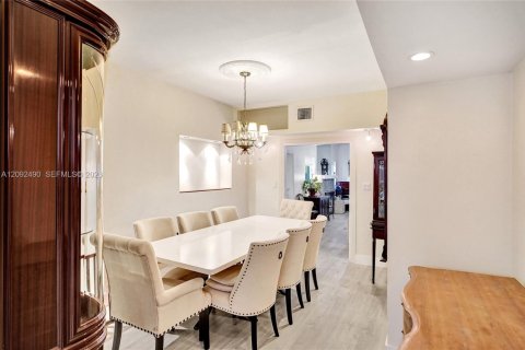 House in North Miami, Florida 3 bedrooms, 192.31 sq.m. № 2385465 - photo 28