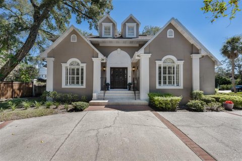 House in Tampa, Florida 4 bedrooms, 251.11 sq.m. № 2396281 - photo 2