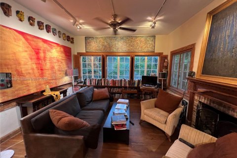 House in Coral Gables, Florida 2 bedrooms, 157 sq.m. № 1945003 - photo 5