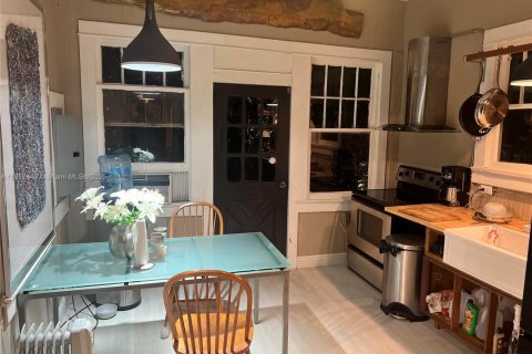 House in Coral Gables, Florida 2 bedrooms, 157 sq.m. № 1945003 - photo 13