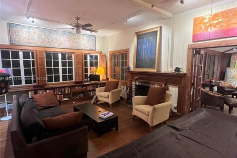 House in Coral Gables, Florida 2 bedrooms, 157 sq.m. № 1945003 - photo 9