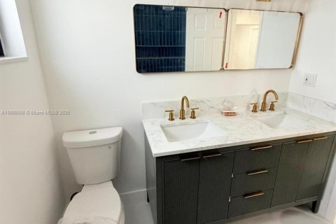 Casa en venta en Miami, Florida, 3 dormitorios, 183.48 m2 № 1929296 - foto 14