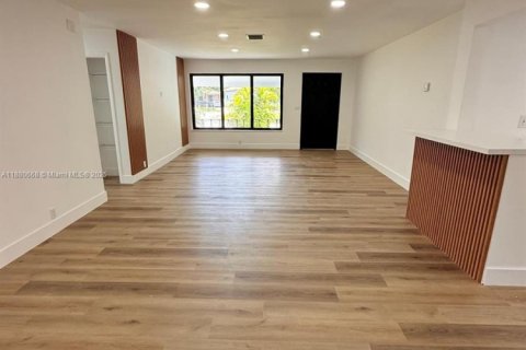 Casa en venta en Miami, Florida, 3 dormitorios, 183.48 m2 № 1929296 - foto 2
