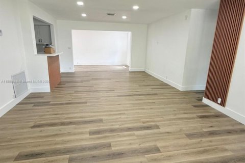 Casa en venta en Miami, Florida, 3 dormitorios, 183.48 m2 № 1929296 - foto 3
