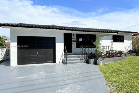 Casa en venta en Miami, Florida, 3 dormitorios, 183.48 m2 № 1929296 - foto 1