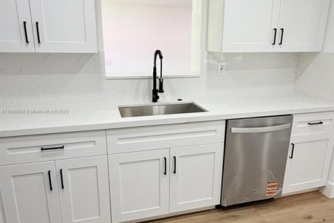 Casa en venta en Miami, Florida, 3 dormitorios, 183.48 m2 № 1929296 - foto 6