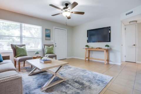 House in Saint Petersburg, Florida 3 bedrooms, 119.57 sq.m. № 1252634 - photo 6
