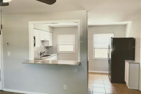 House in Saint Petersburg, Florida 3 bedrooms, 119.57 sq.m. № 1252634 - photo 9