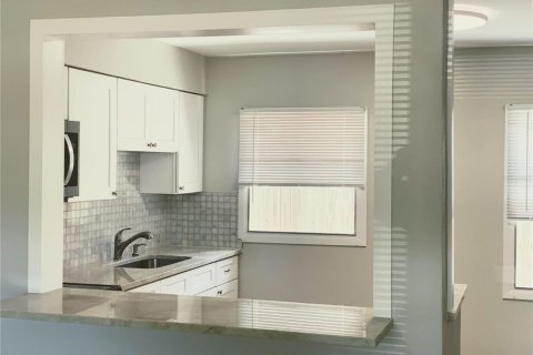 House in Saint Petersburg, Florida 3 bedrooms, 119.57 sq.m. № 1252634 - photo 10