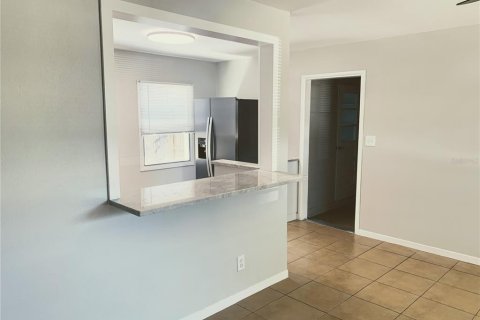 House in Saint Petersburg, Florida 3 bedrooms, 119.57 sq.m. № 1252634 - photo 8