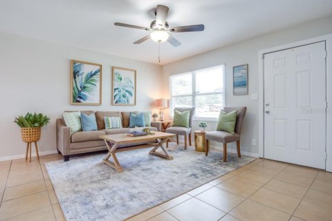 House in Saint Petersburg, Florida 3 bedrooms, 119.57 sq.m. № 1252634 - photo 7