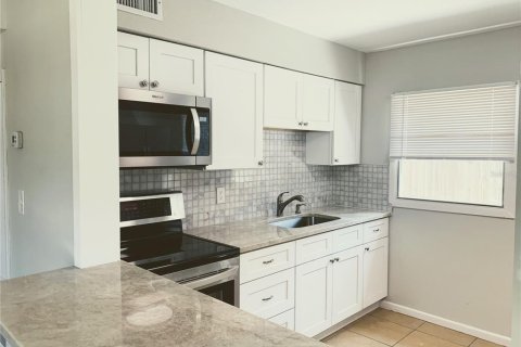 House in Saint Petersburg, Florida 3 bedrooms, 119.57 sq.m. № 1252634 - photo 11
