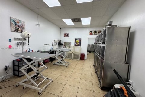 Commercial property in Hialeah, Florida № 1698728 - photo 6