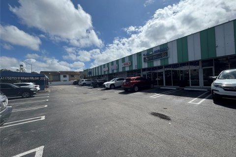 Commercial property in Hialeah, Florida № 1698728 - photo 4