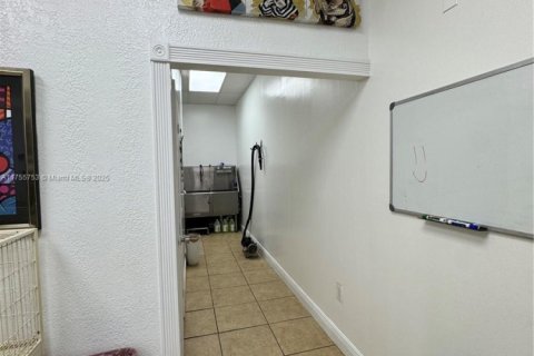 Commercial property in Hialeah, Florida № 1698728 - photo 19