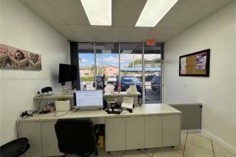 Commercial property in Hialeah, Florida № 1698728 - photo 5