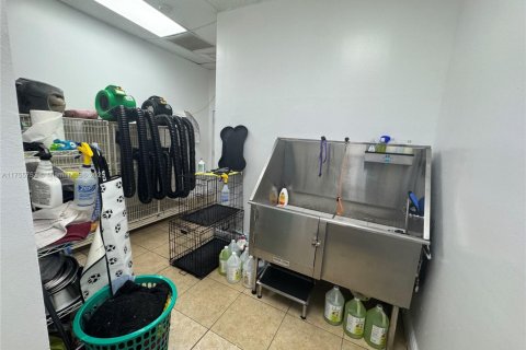 Commercial property in Hialeah, Florida № 1698728 - photo 16