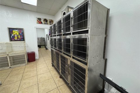 Commercial property in Hialeah, Florida № 1698728 - photo 22