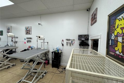 Commercial property in Hialeah, Florida № 1698728 - photo 23