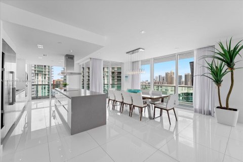 Condominio en venta en Sunny Isles Beach, Florida, 2 dormitorios, 199.18 m2 № 1727725 - foto 15