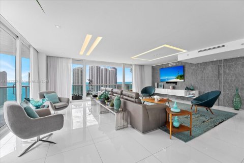 Condominio en venta en Sunny Isles Beach, Florida, 2 dormitorios, 199.18 m2 № 1727725 - foto 2