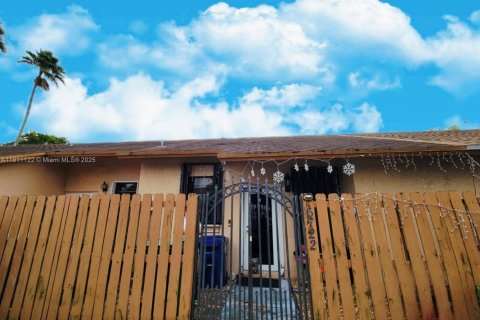 Touwnhouse à vendre à Hialeah, Floride: 2 chambres, 101.17 m2 № 1967196 - photo 3