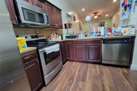 Touwnhouse à vendre à Hialeah, Floride: 2 chambres, 101.17 m2 № 1967196 - photo 2