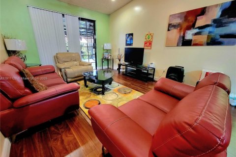 Touwnhouse à vendre à Hialeah, Floride: 2 chambres, 101.17 m2 № 1967196 - photo 12