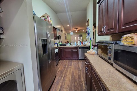 Touwnhouse à vendre à Hialeah, Floride: 2 chambres, 101.17 m2 № 1967196 - photo 5