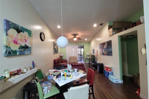 Touwnhouse à vendre à Hialeah, Floride: 2 chambres, 101.17 m2 № 1967196 - photo 9