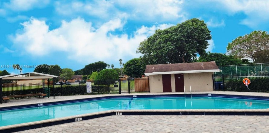 Touwnhouse à Hialeah, Floride 2 chambres, 101.17 m2 № 1967196