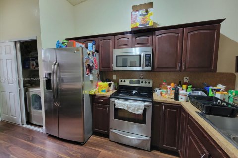 Touwnhouse à vendre à Hialeah, Floride: 2 chambres, 101.17 m2 № 1967196 - photo 4