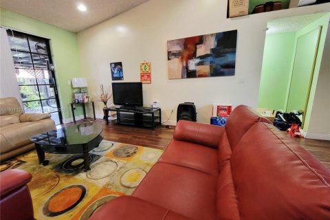 Touwnhouse à vendre à Hialeah, Floride: 2 chambres, 101.17 m2 № 1967196 - photo 11