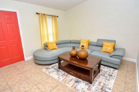 House in Port St. Lucie, Florida 3 bedrooms, 143.72 sq.m. № 2254304 - photo 4
