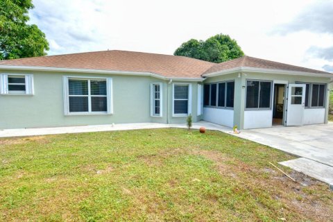 House in Port St. Lucie, Florida 3 bedrooms, 143.72 sq.m. № 2254304 - photo 23
