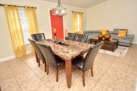 House in Port St. Lucie, Florida 3 bedrooms, 143.72 sq.m. № 2254304 - photo 3