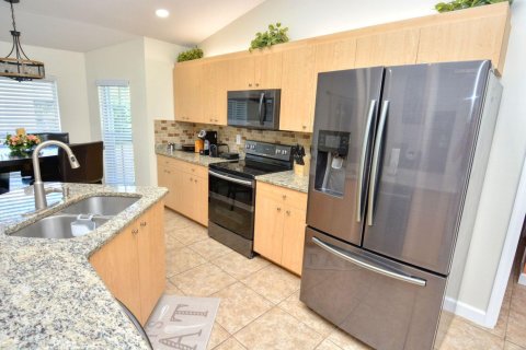 House in Port St. Lucie, Florida 3 bedrooms, 143.72 sq.m. № 2254304 - photo 11