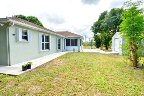 House in Port St. Lucie, Florida 3 bedrooms, 143.72 sq.m. № 2254304 - photo 30