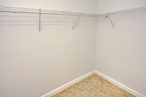 House in Port St. Lucie, Florida 3 bedrooms, 143.72 sq.m. № 2254304 - photo 14