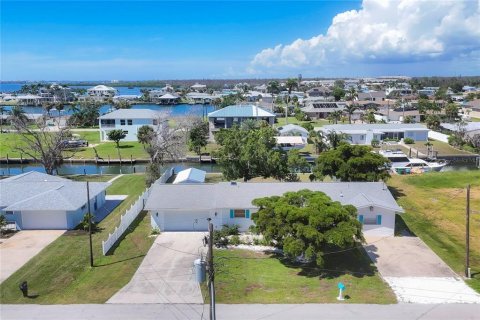 House in Englewood, Florida 3 bedrooms, 106.47 sq.m. № 2099274 - photo 2