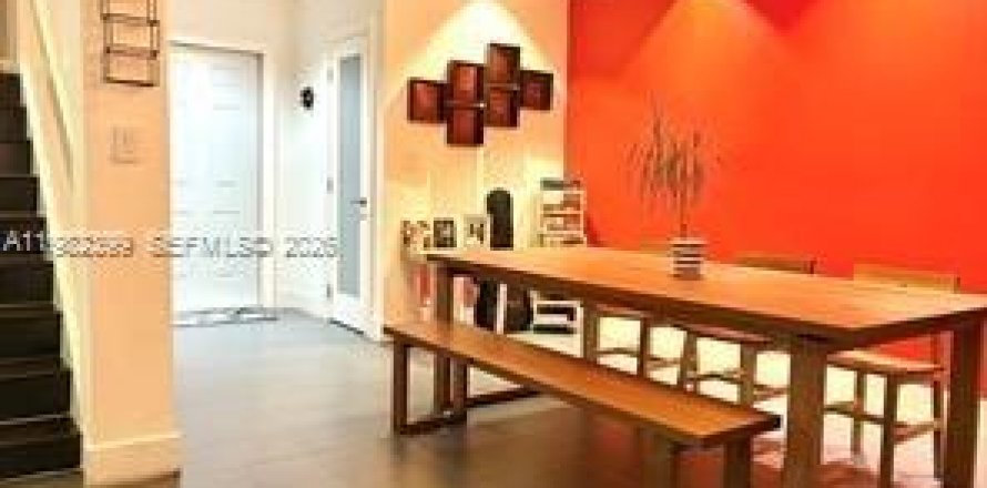 Townhouse in Miami, Florida 3 bedrooms, 136.01 sq.m. № 2050277