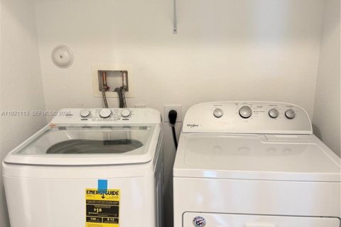 Снять в аренду таунхаус в Лодерхилл, Флорида 3 спальни, 138.98м2, № 1983132 - фото 11