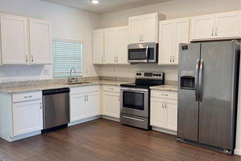 Снять в аренду таунхаус в Лодерхилл, Флорида 3 спальни, 138.98м2, № 1983132 - фото 2