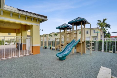 Снять в аренду таунхаус в Лодерхилл, Флорида 3 спальни, 138.98м2, № 1983132 - фото 22