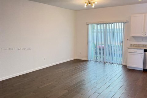 Снять в аренду таунхаус в Лодерхилл, Флорида 3 спальни, 138.98м2, № 1983132 - фото 5