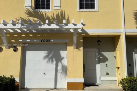 Снять в аренду таунхаус в Лодерхилл, Флорида 3 спальни, 138.98м2, № 1983132 - фото 1