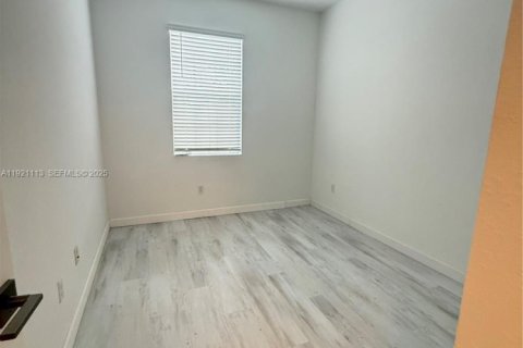 Снять в аренду таунхаус в Лодерхилл, Флорида 3 спальни, 138.98м2, № 1983132 - фото 17