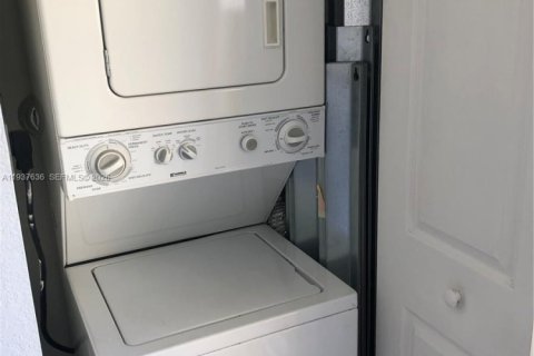 Condominio en alquiler en Miami, Florida, 2 dormitorios, 87.33 m2 № 1995535 - foto 13